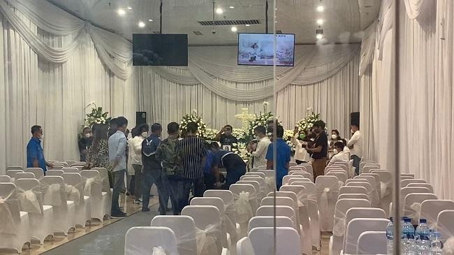 Suasana jelang tutup peti Laura Anna di Rumah Duka Grand Heaven (16/12/2021). [Matamata.com/Adiyoga Priyambodo]