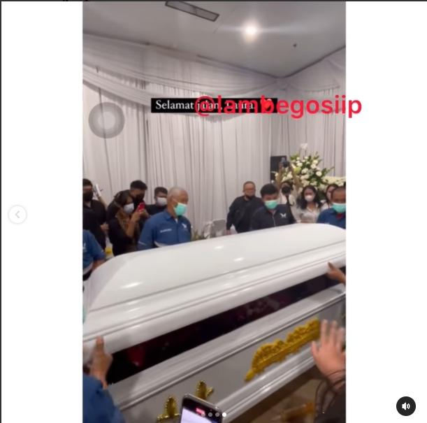Peti jenazah Laura Anna telah ditutup. (Instagram)
