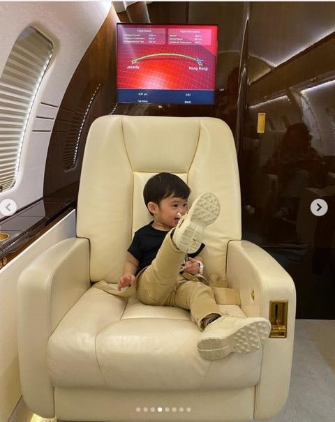 Gaya Anak Sandra Dewi Naik Jet Pribadi (Instagram/@raphaelmoeis)