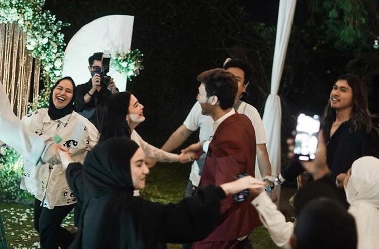 Momen Aditya Zoni Lamar Pacar. (Instagram/@_irishbella_)