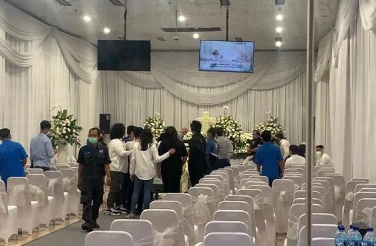 Suasana jelang tutup peti Laura Anna di Rumah Duka Grand Heaven (16/12/2021). [Matamata.com/Adiyoga Priyambodo]