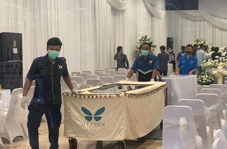 Suasana jelang tutup peti Laura Anna di Rumah Duka Grand Heaven (16/12/2021). [Matamata.com/Adiyoga Priyambodo]