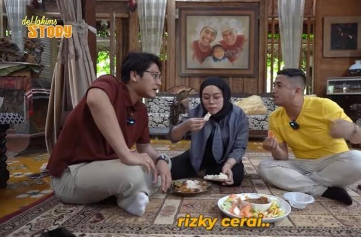 Rizky Billar dan Lesti Kejora disinggung soal perceraian Rizki DA. (YouTube/deHakims Story)