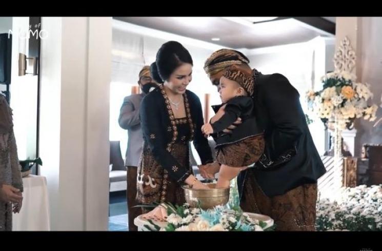 Potret Tedak Siten Anak Momo Geisha (YouTube/Momo Youtube Channel)