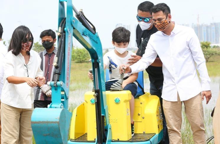 Raffi Ahmad dan Rafathar di acara Groundbreaking RANS Carnival Zoo di Pantai Indah Kapuk 2, Banten, Jumat (17/12/2021). (MataMata.com/Alfian Winanto)