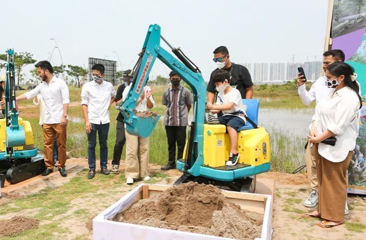 Raffi Ahmad, Nagita Slavina, dan Rafathar di acara Groundbreaking RANS Carnival Zoo di Pantai Indah Kapuk 2, Banten, Jumat (17/12/2021). (MataMata.com/Alfian Winanto)