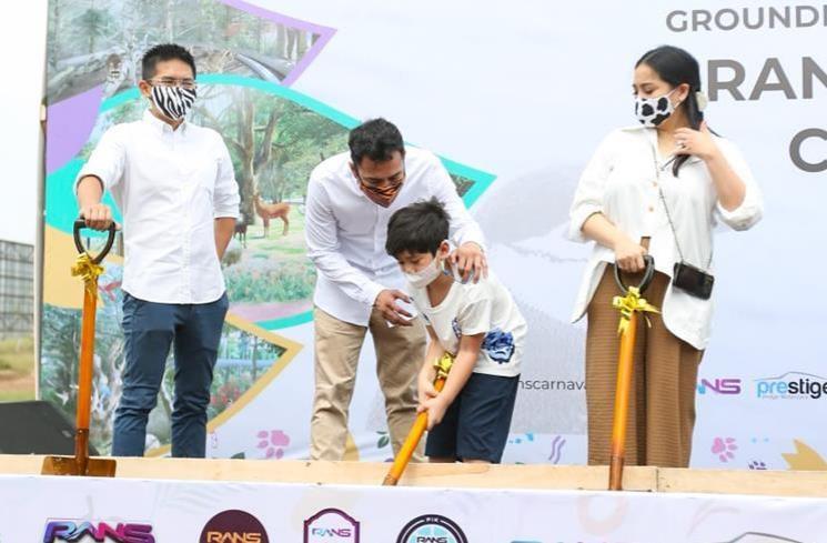 Raffi Ahmad, Nagita Slavina, dan Rafathar di acara Groundbreaking RANS Carnival Zoo di Pantai Indah Kapuk 2, Banten, Jumat (17/12/2021). (MataMata.com/Alfian Winanto)