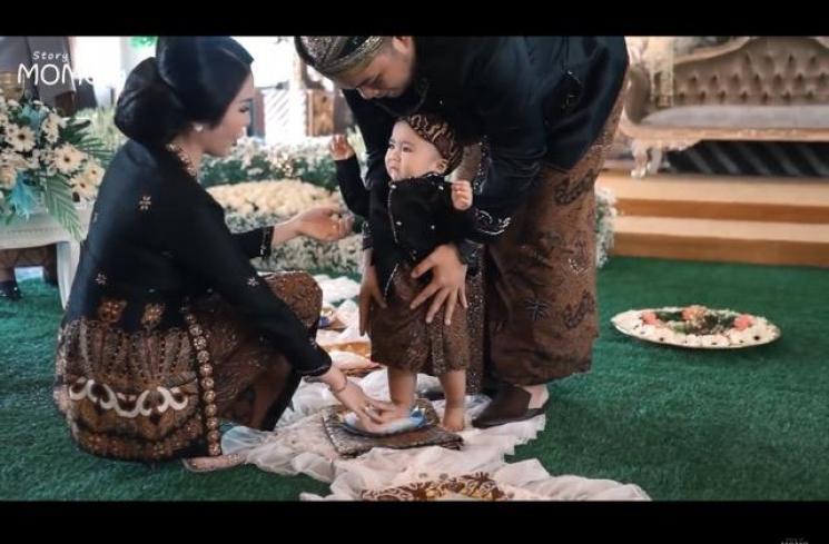 Potret Tedak Siten Anak Momo Geisha (YouTube/Momo Youtube Channel)