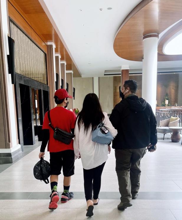Salmafina Sunan bersama ayah dan adiknya. (Instagram/@salmafinasunan)