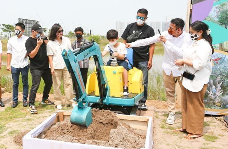 Raffi Ahmad, Nagita Slavina, dan Rafathar di acara Groundbreaking RANS Carnival Zoo di Pantai Indah Kapuk 2, Banten, Jumat (17/12/2021). (MataMata.com/Alfian Winanto)