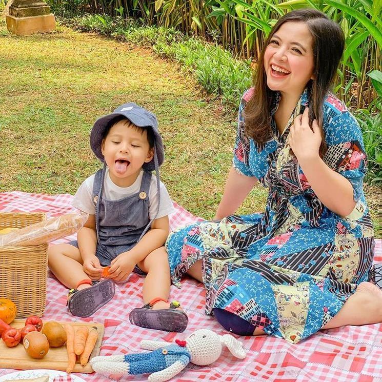 Tasya Kamila Momong Anak. (Instagram/@tasyakamila)