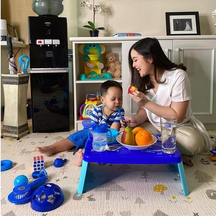 Tasya Kamila Momong Anak. (Instagram/@tasyakamila)