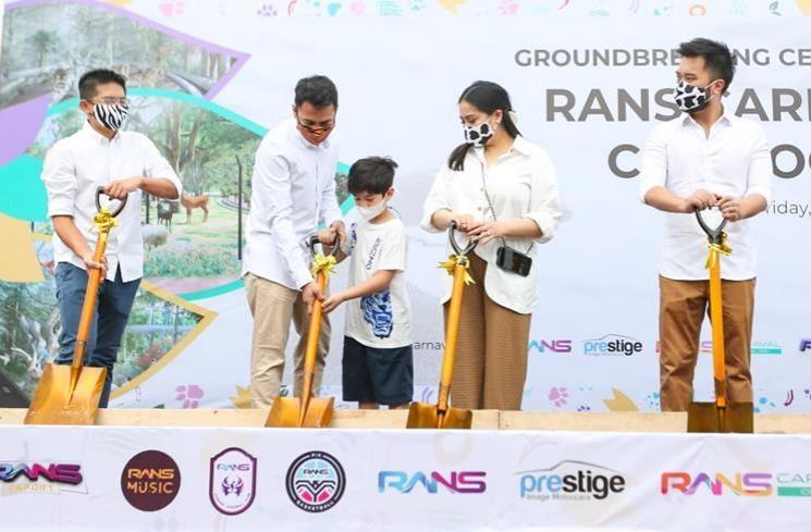 Raffi Ahmad, Nagita Slavina, Rafathar, dan Presiden Direktur Prestige Motorcars Rudy Salim di acara Groundbreaking RANS Carnival Zoo di Pantai Indah Kapuk 2, Banten, Jumat (17/12/2021). (MataMata.com/Alfian Winanto)