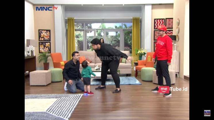 Ivan Gunawan Momong Anak-anak (YouTube/Rumah Seleb MNCTV)