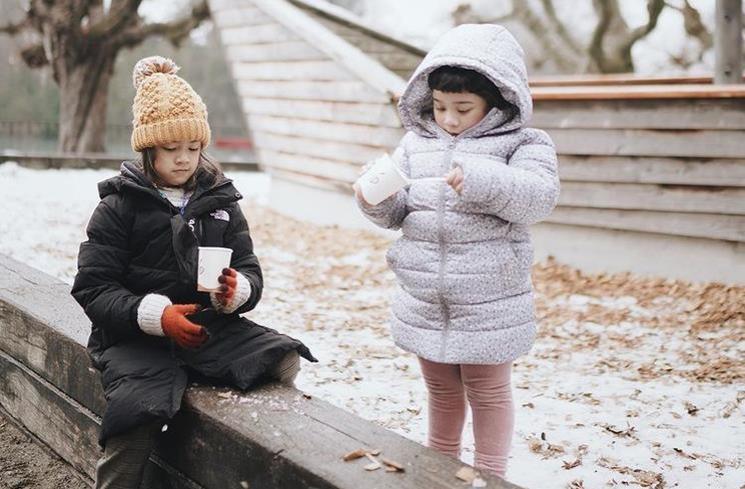Potret liburan keluarga Tarra Budiman di Swiss. (Instagram/@tarrabudiman)