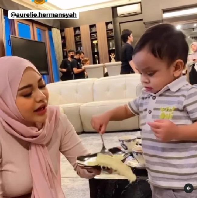 Aurel Hermansyah momong Gala Sky. (Instagram)