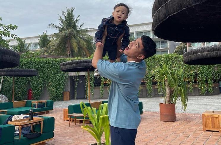 Potret Fadly Faisal Momong Gala Sky. (Instagram/@fadlyfsl_)