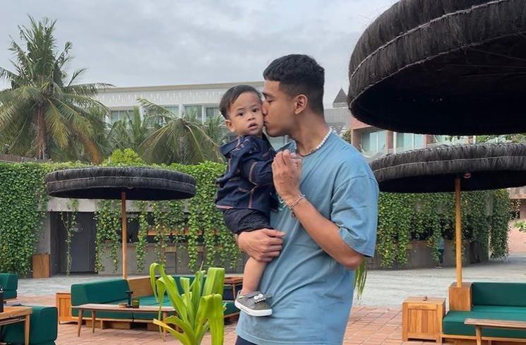 Potret Fadly Faisal Momong Gala Sky. (Instagram/@fadlyfsl_)