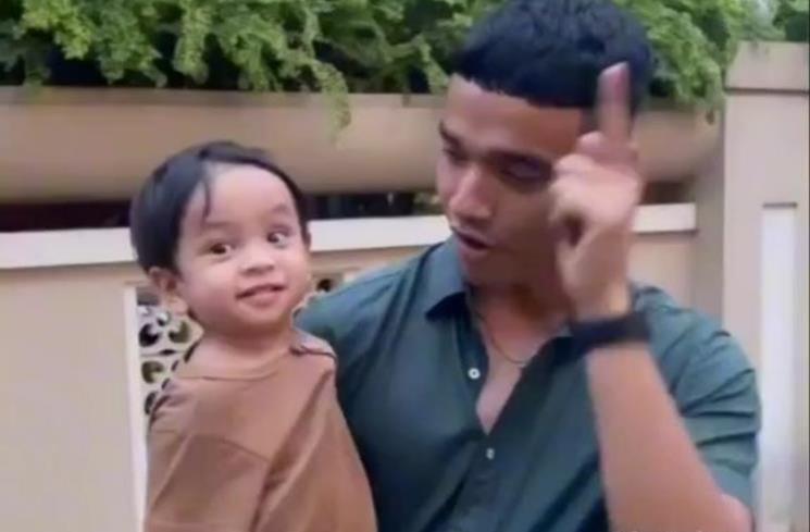 Potret Fadly Faisal Momong Gala Sky. (Instagram/@fadlygalasky)