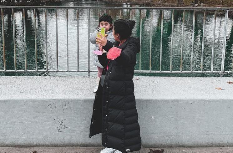 Potret liburan keluarga Tarra Budiman di Swiss. (Instagram/@tarrabudiman)