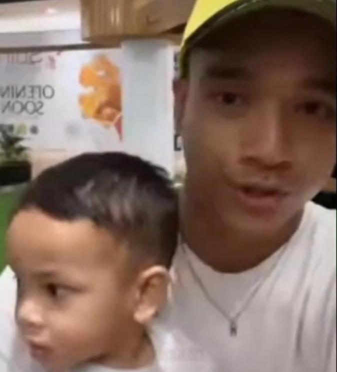 Potret Fadly Faisal Momong Gala Sky. (Instagram/@fadlygalasky)