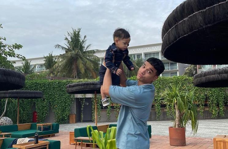 Potret Fadly Faisal Momong Gala Sky. (Instagram/@fadlyfsl_)