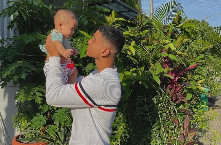 Potret Fadly Faisal Momong Gala Sky. (Instagram/@fadlyfsl_)