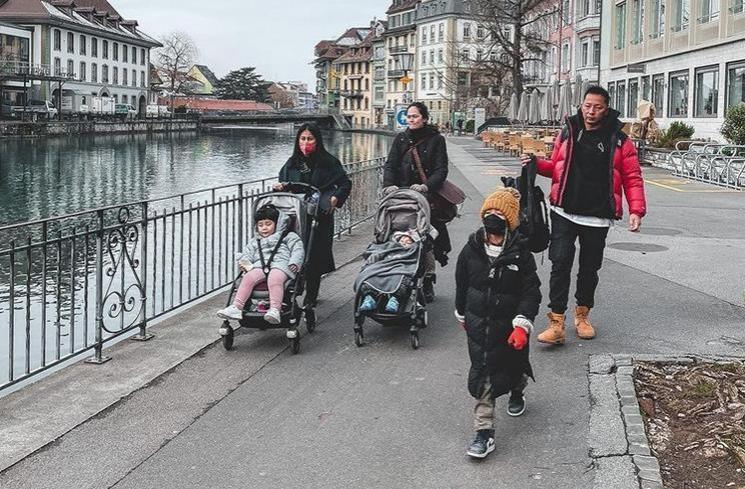 Potret liburan keluarga Tarra Budiman di Swiss. (Instagram/@tarrabudiman)
