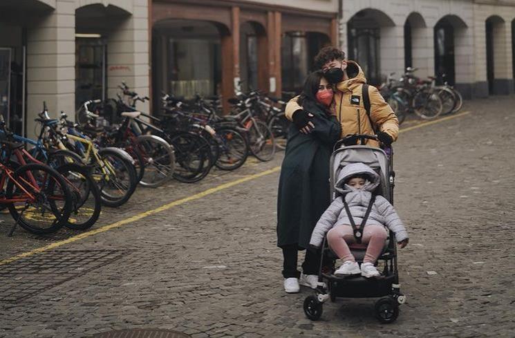 Potret liburan keluarga Tarra Budiman di Swiss. (Instagram/@tarrabudiman)