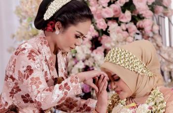 Bikin Mewek, Momen Aurel Hermansyah dan Ameena Sungkem ke Krisdayanti Saat Tedak Siten