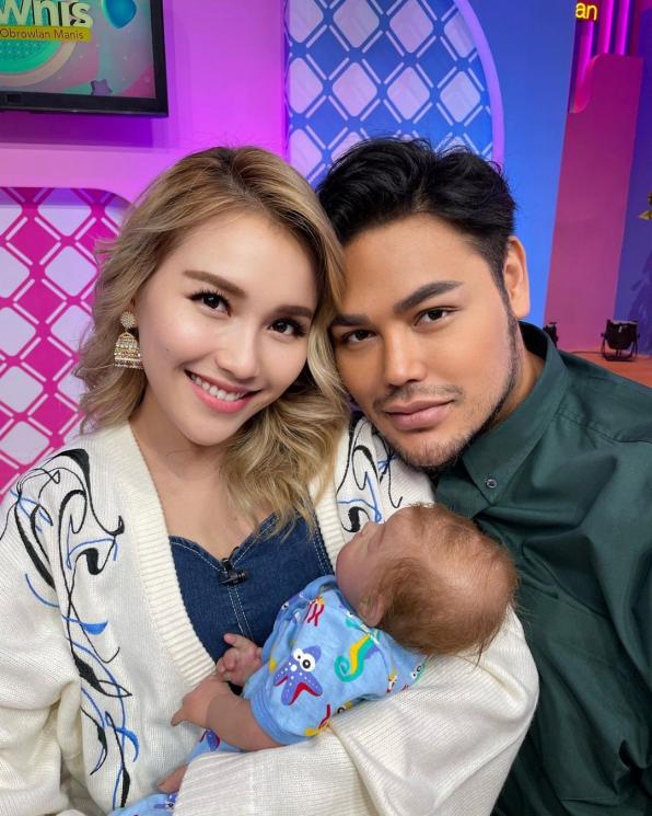 Ayu Ting Ting gendong anak Ivan Gunawan. (Instagram/miracleputramahkota)