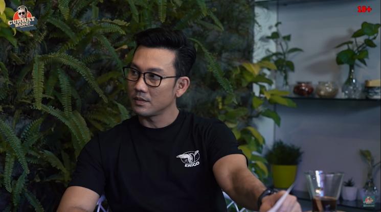 Denny Sumargo berbincang dengan ibunya. (YouTube/CURHAT BANG Denny Sumargo)