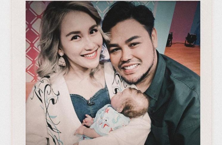 Ayu Ting Ting gendong anak Ivan Gunawan. (Instagram/ayutingting92)