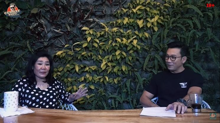 Denny Sumargo berbincang dengan ibunya. (YouTube/CURHAT BANG Denny Sumargo)