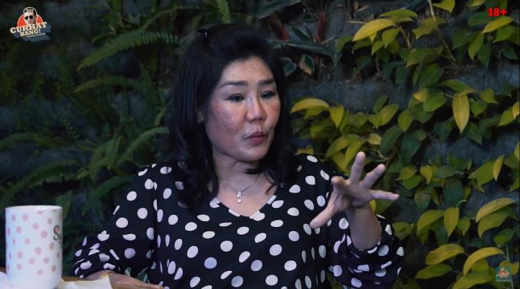 Denny Sumargo berbincang dengan ibunya. (YouTube/CURHAT BANG Denny Sumargo)