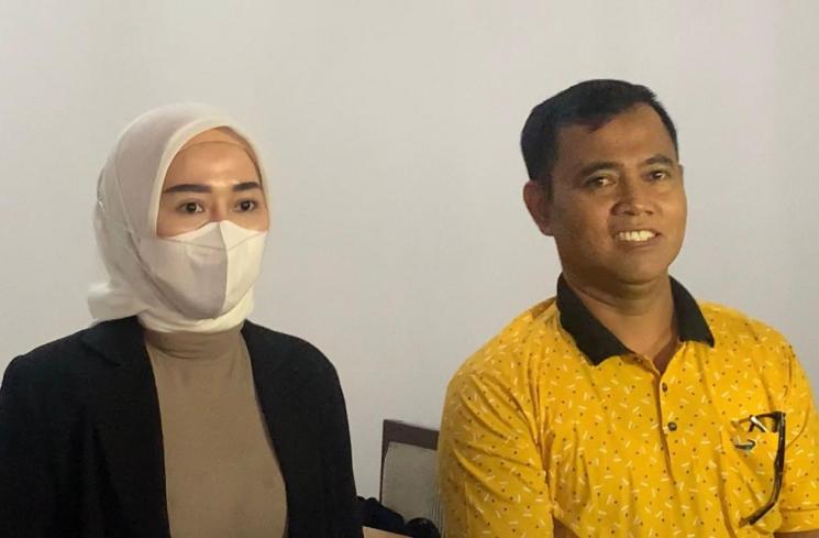 H. Faisal dan Marissya Icha di kawasan Pesanggrahan, Jakarta (21/12/2021). (MataMata.com/Adiyoga P)