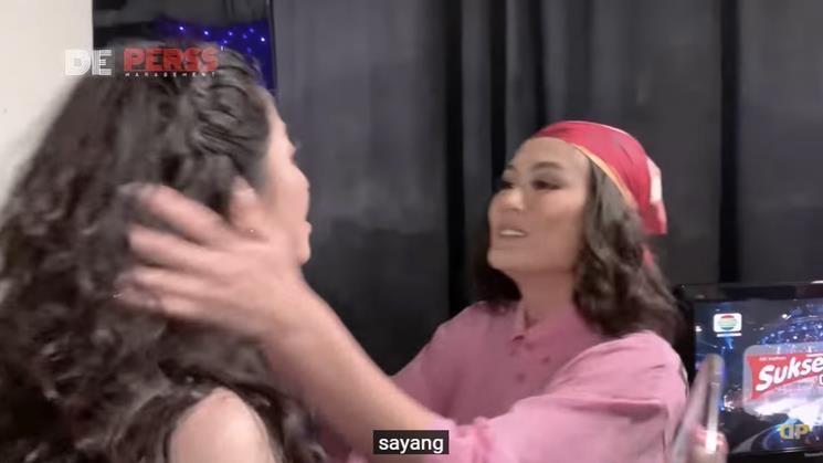 Momen akrab Dewi Perssik dan Agnez Mo. (YouTube/Dewi Perssik)