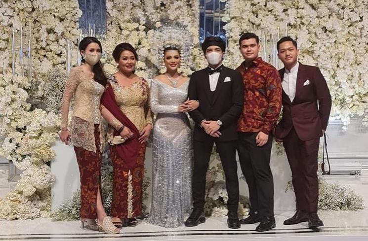 Potret Sarah Menzel Pakai Kebaya. (Instagram/@ssarah_menzel)