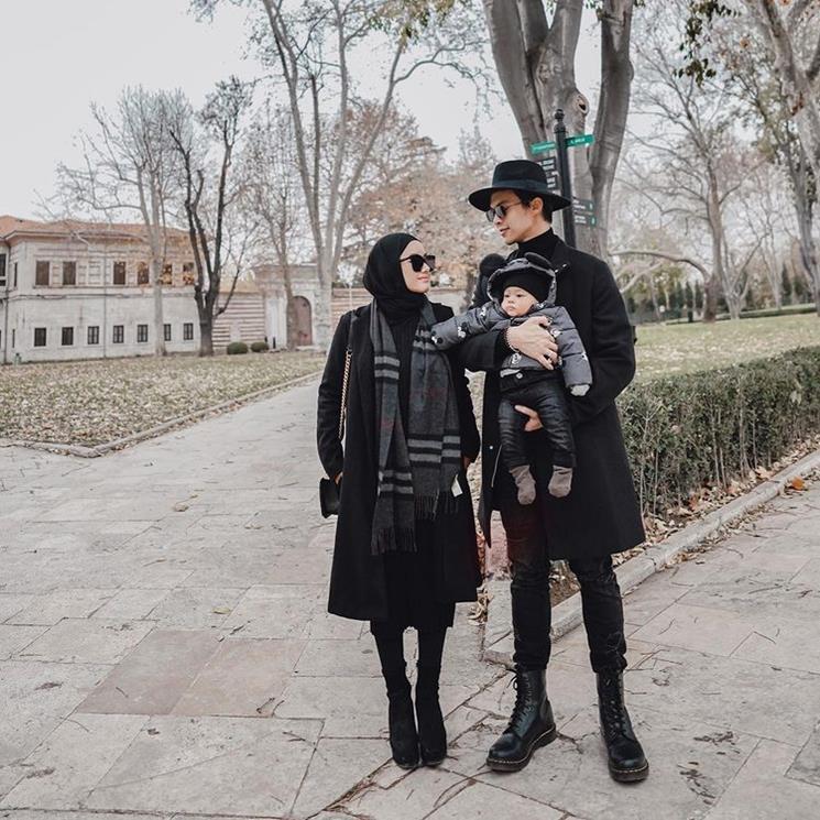 Artis Rayakan Hari Ibu Pertama Kali sebagai Ibu. (Instagram/@dindahw)