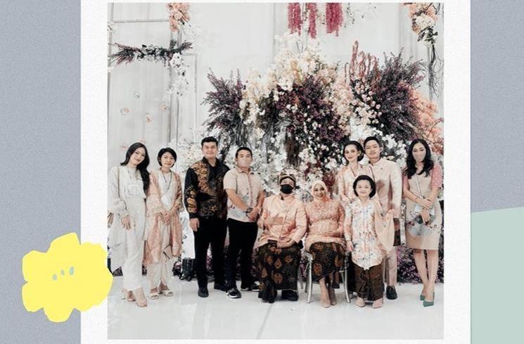 Potret Sarah Menzel Pakai Kebaya. (Instagram/@ssarah_menzel)