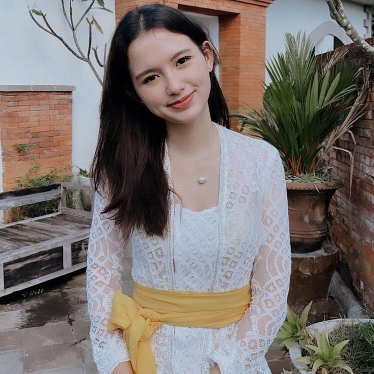 Potret Sarah Menzel Pakai Kebaya. (Instagram/@ssarah_menzel)