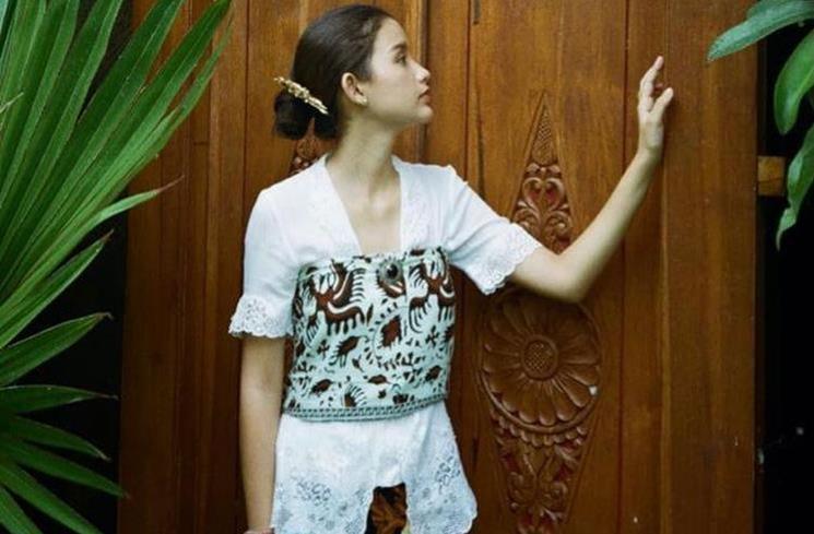 Potret Sarah Menzel Pakai Kebaya. (Instagram/@ssarah_menzel)