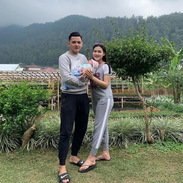Artis Rayakan Hari Ibu Pertama Kali sebagai Ibu. (Instagram/@nellakharisma)