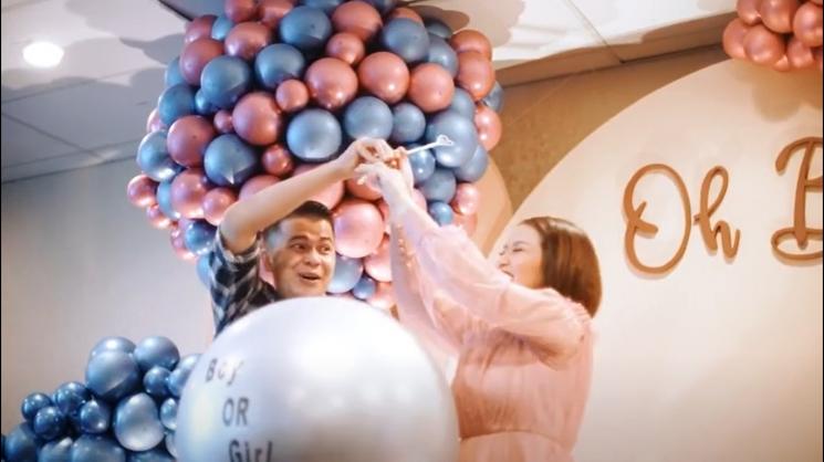 Momen gender reveal Rosiana Dewi (Instagram/rsn.dw)