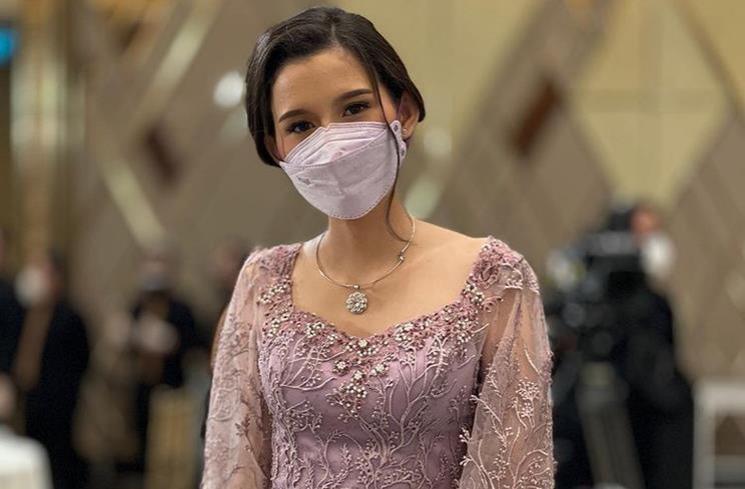 Potret Sarah Menzel Pakai Kebaya. (Instagram/@ssarah_menzel)
