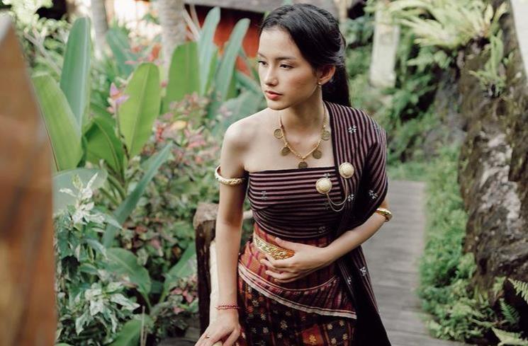 Potret Sarah Menzel Pakai Kebaya. (Instagram/@ssarah_menzel)