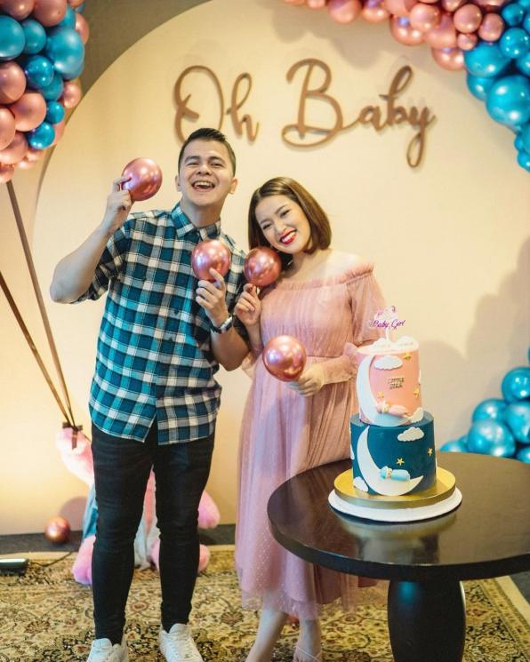 Momen gender reveal Rosiana Dewi (Instagram/rsn.dw)