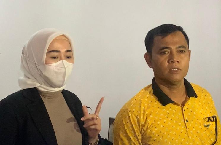 H. Faisal dan Marissya Icha di kawasan Pesanggrahan, Jakarta (21/12/2021). (MataMata.com/Adiyoga P)