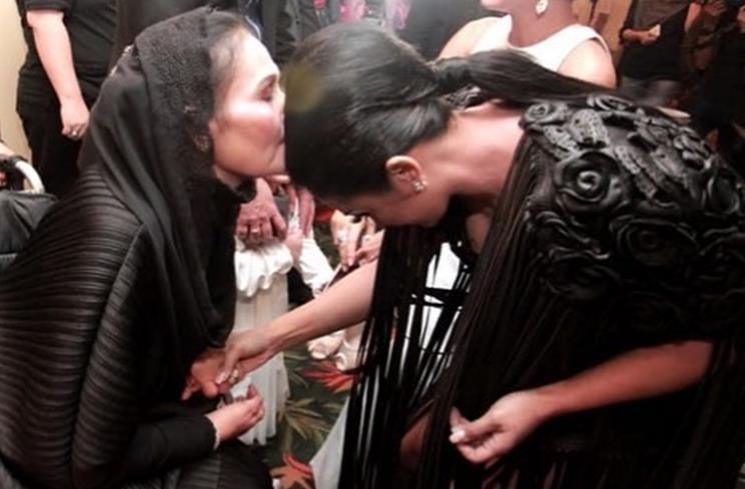 Gaya Kompak Ibu dan Anak Artis Rayakan Hari Ibu. (Instagram/@krisdayantilemos)