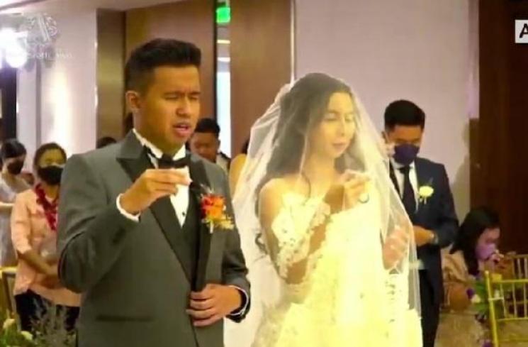 Joshua Suherman dan Clairine Clay resmi menikah. (YouTube/Jojo and Clay)